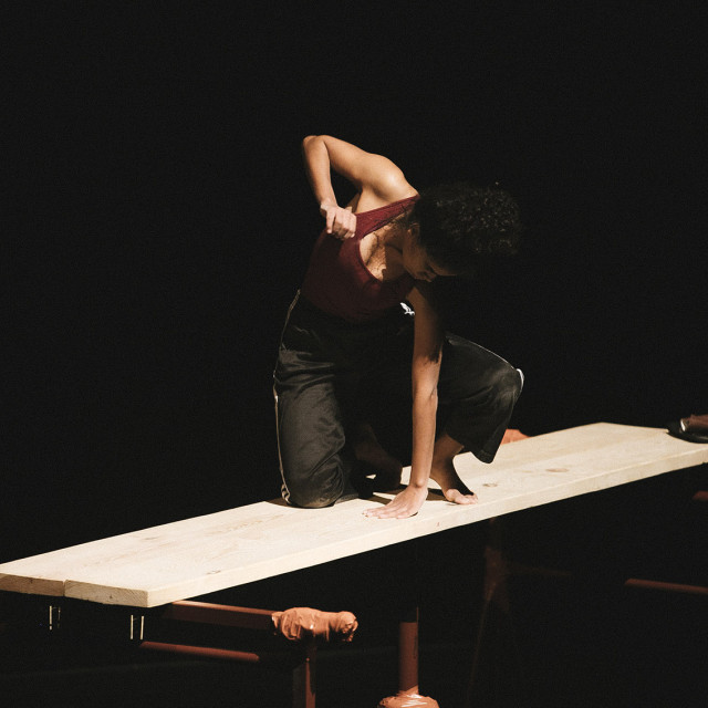 Spectacle de danse d'Eman Hussein présenté à la 19ème édition des Rencontres à l'échelle. Pièce qui compare les mouvements des ouvriers à ceux des danseur.euses.